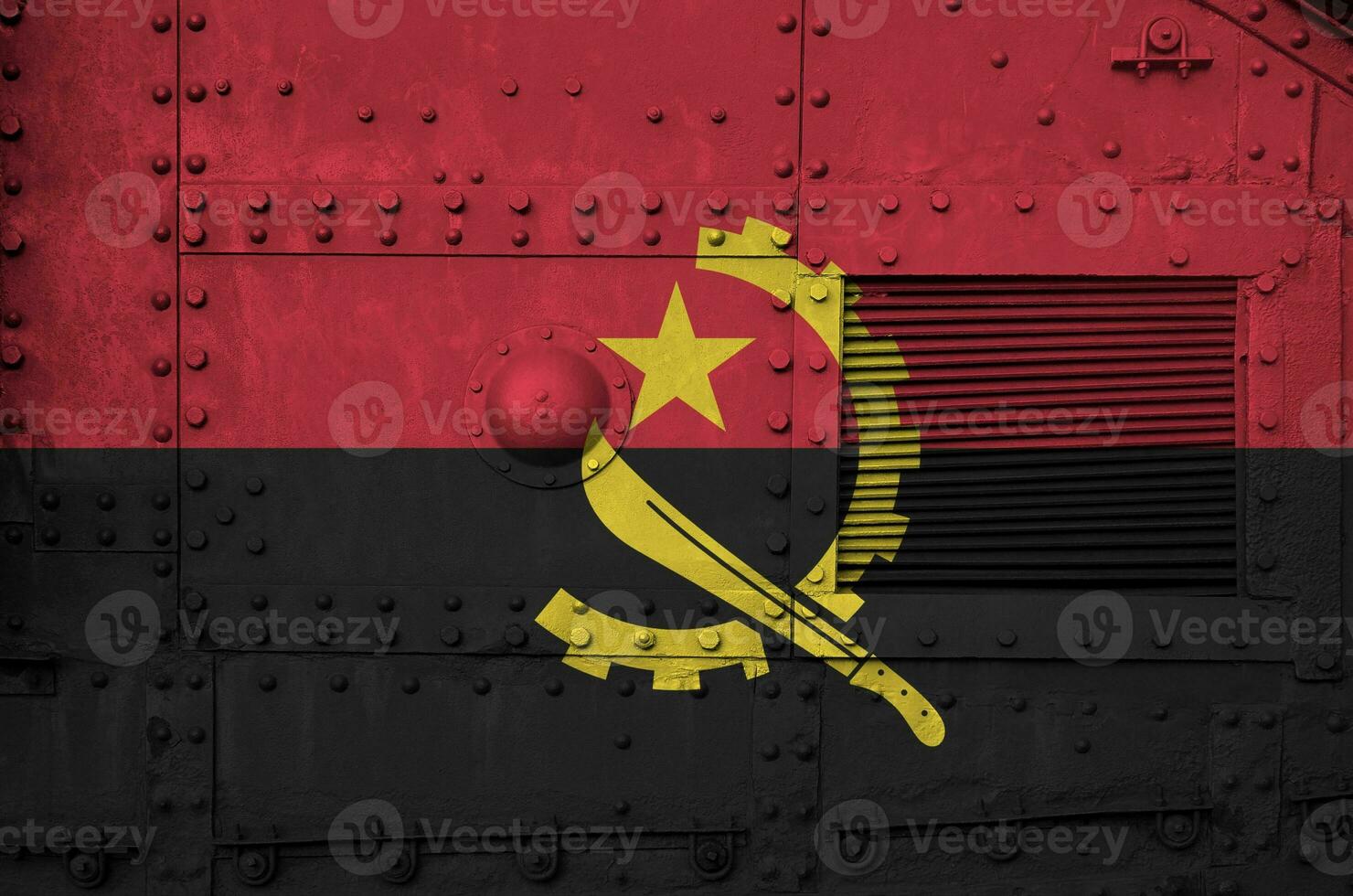 angola bandera representado en lado parte de militar blindado tanque de cerca. Ejército efectivo conceptual antecedentes foto