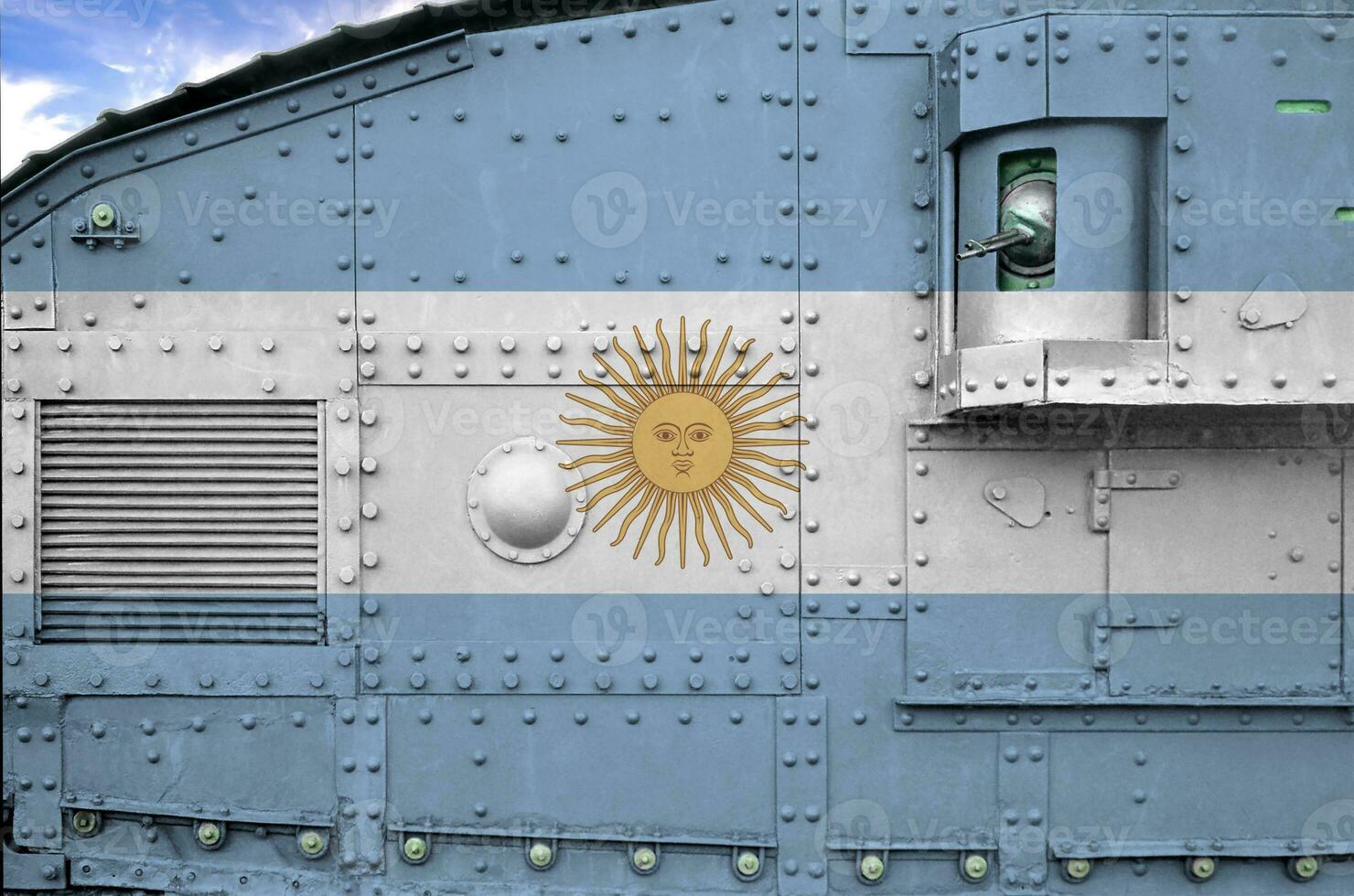 argentina bandera representado en lado parte de militar blindado tanque de cerca. Ejército efectivo conceptual antecedentes foto