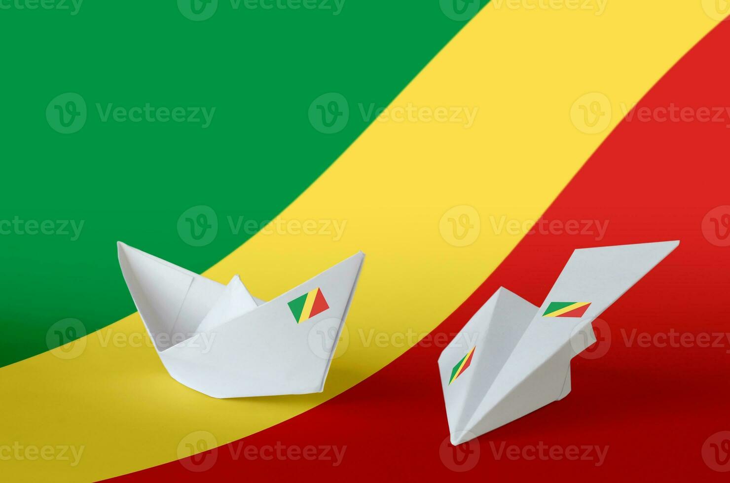 congo bandera representado en papel origami avión y bote. hecho a mano letras concepto foto