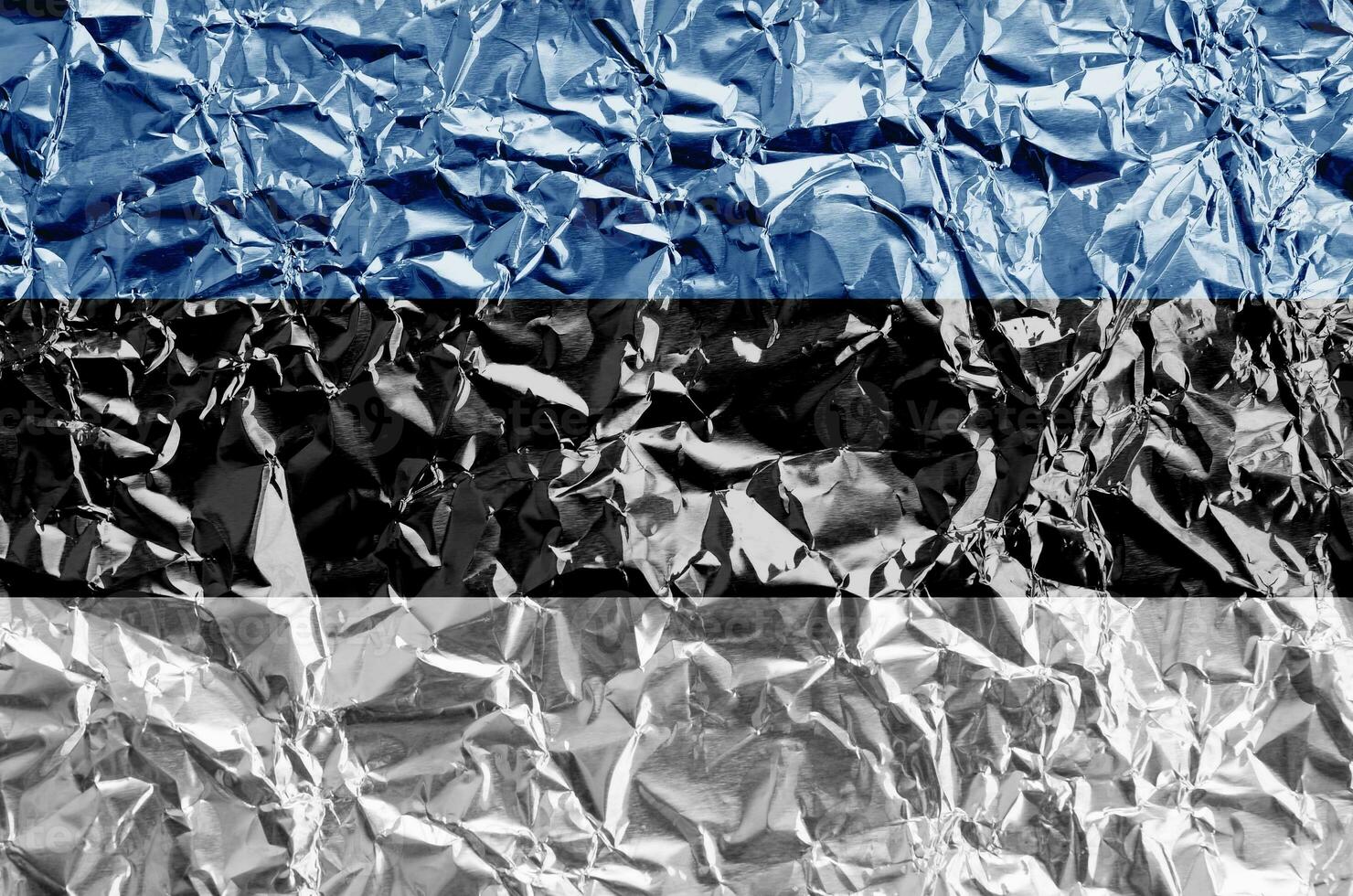 Estonia bandera representado en pintar colores en brillante estropeado aluminio frustrar de cerca. texturizado bandera en áspero antecedentes foto