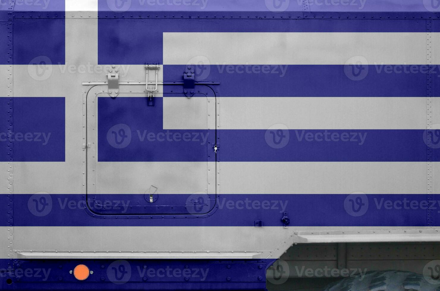 Grecia bandera representado en lado parte de militar blindado camión de cerca. Ejército efectivo conceptual antecedentes foto