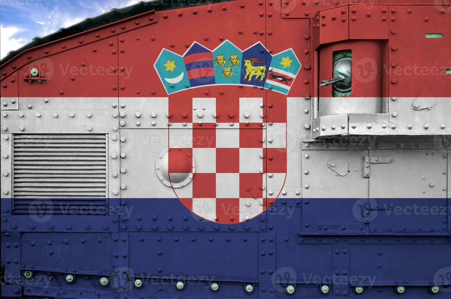 Croacia bandera representado en lado parte de militar blindado tanque de cerca. Ejército efectivo conceptual antecedentes foto