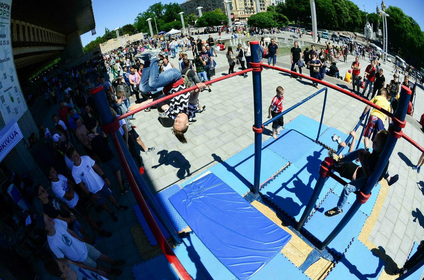 kharkiv, ucrania - 27 de mayo de 2018 espectáculo de entrenamiento callejero durante el festival anual de culturas callejeras foto