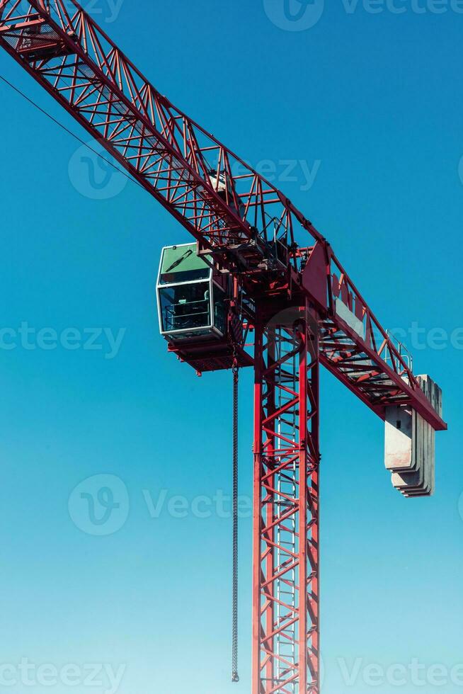 construcción grua en el antecedentes de el cielo. construcción sitio foto