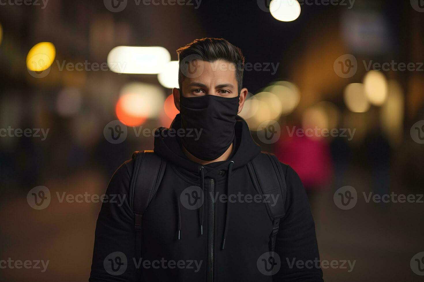 un hombre vistiendo un cara máscara en un ciudad calle a noche generativo ai foto