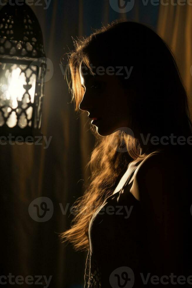 silueta de un hermosa mujer en el oscuro con un linterna generativo ai foto