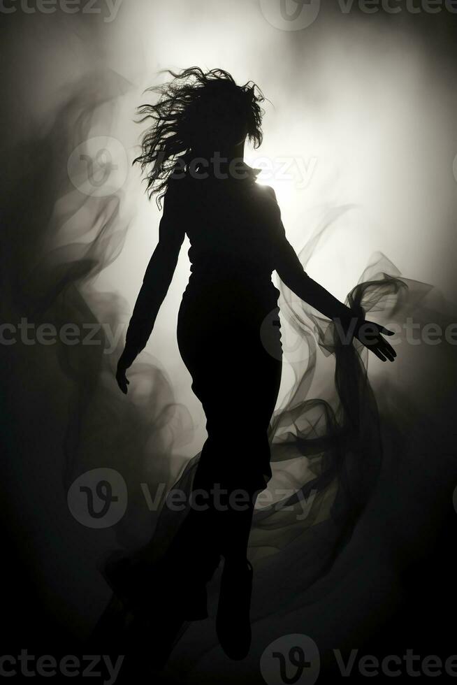 mujer vagamente visible silueta mediante grueso niebla, dinámica pose. ai generativo foto