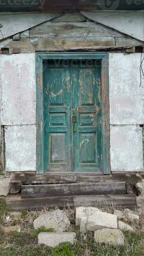 antiguo de madera puerta. pared con un antiguo de madera puerta foto