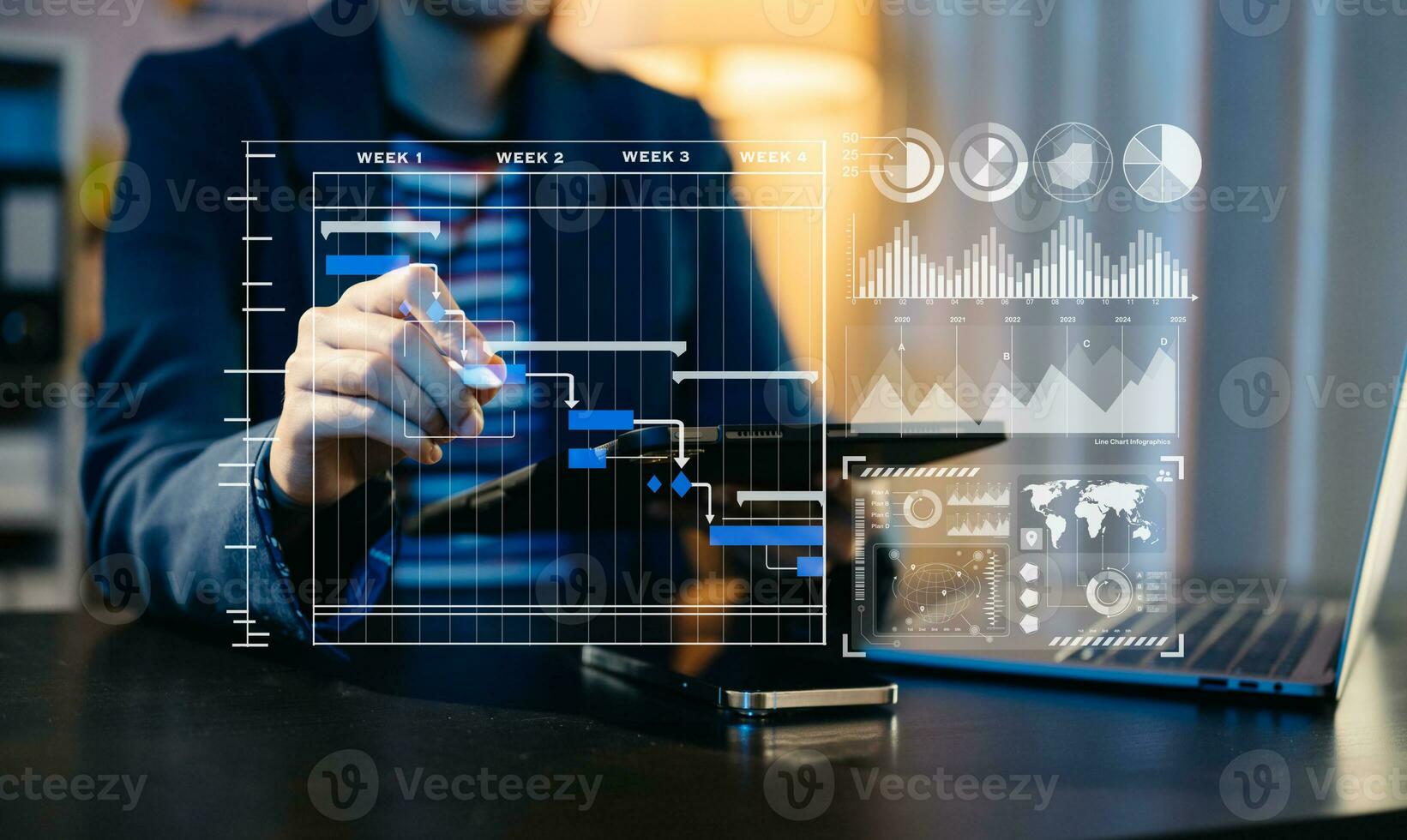 gerente de proyecto de mano de empresario trabajando y actualizando tareas y diagrama de diagrama virtual de programación de diagrama de gantt. con teléfono inteligente, tableta y computadora portátil en la oficina. foto