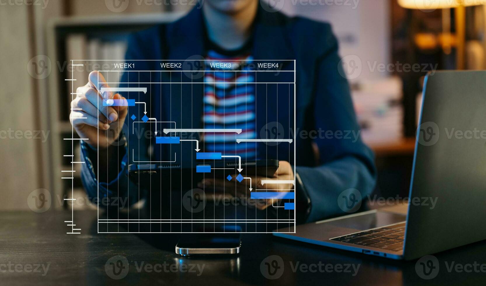 gerente de proyecto trabajando y actualizando tareas con hitos de planificación de progreso y diagrama de programación de diagramas de gantt. negocios que trabajan con teléfonos inteligentes, tabletas y computadoras portátiles foto