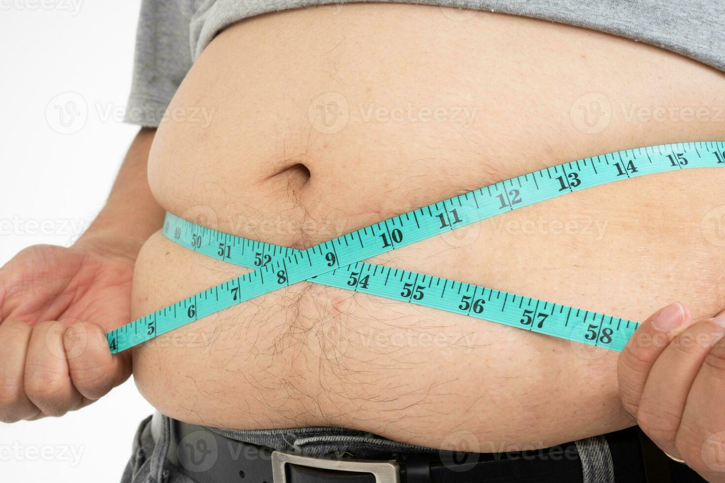exceso de peso hombre usos un medición cinta para medidas su grasa barriga. aislado en blanco antecedentes. concepto de cuidado de la salud, medicamento, y peso pérdida foto