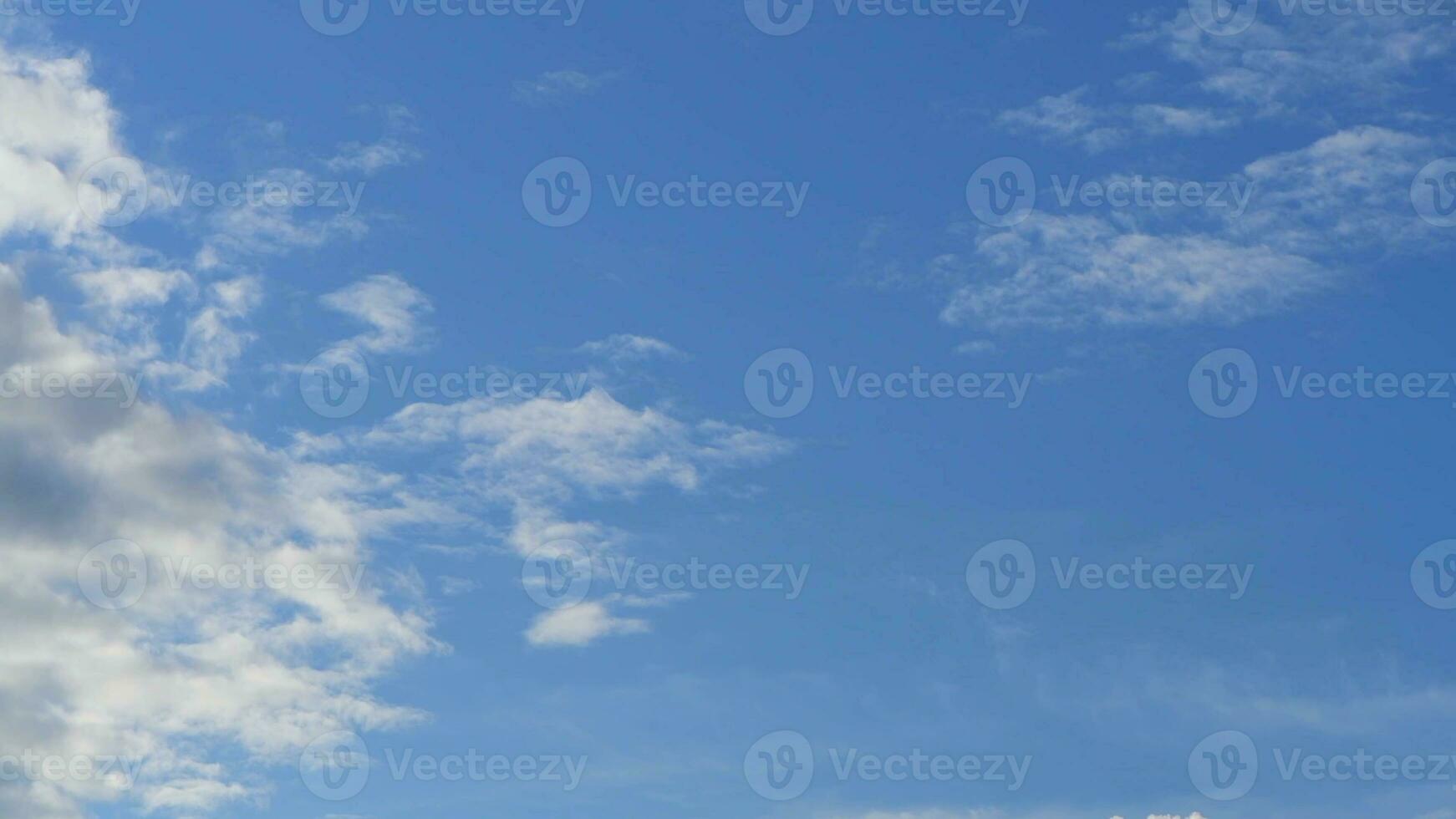 hermosa nubes en el azul cielo. natural antecedentes foto
