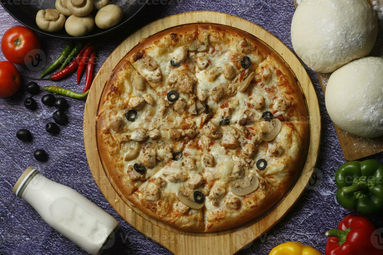 pan plano Pizza adornado con Fresco angular en de madera Pizza tablero parte superior ver oscuro Roca antecedentes foto