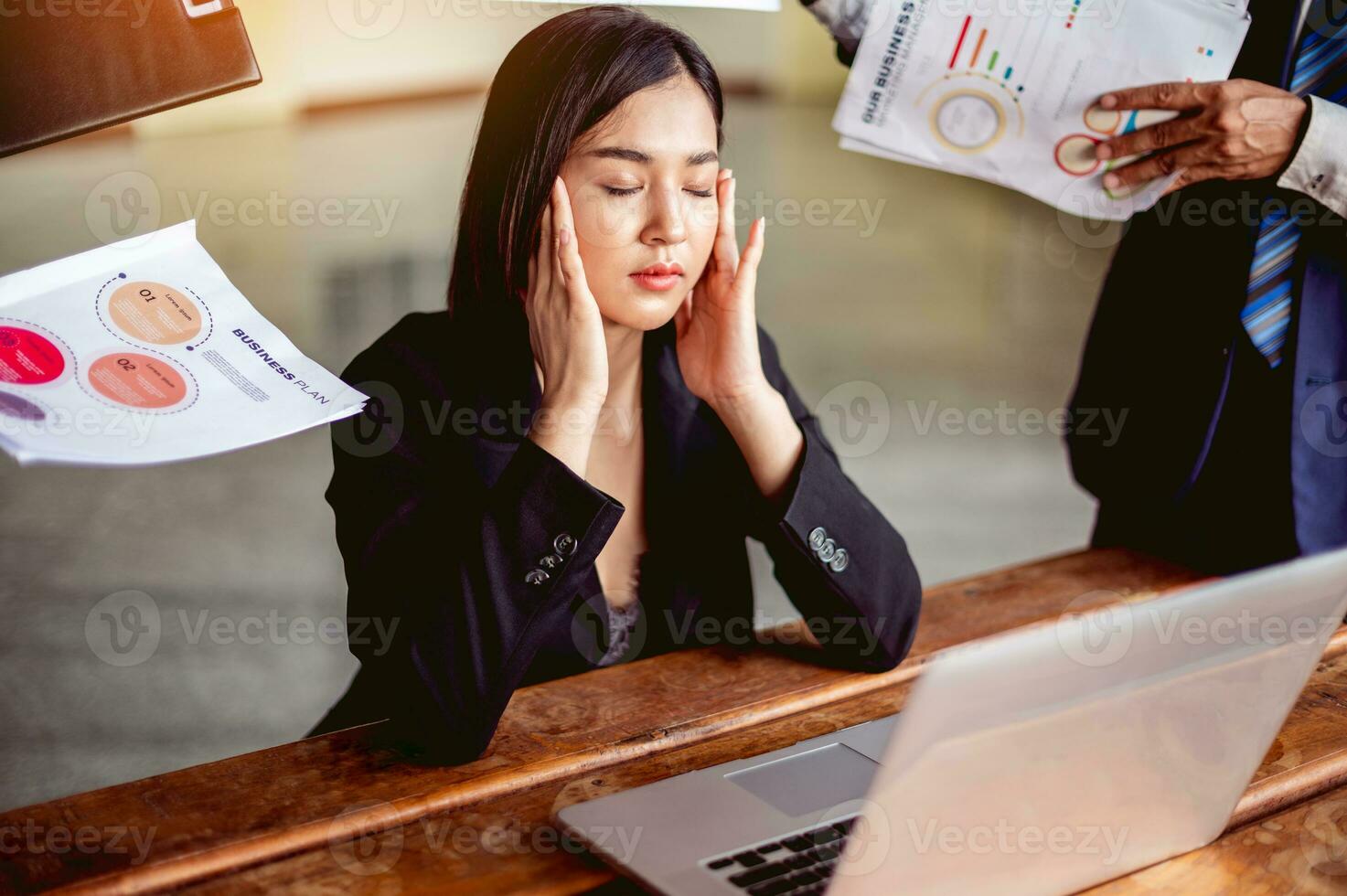 Problems from work, a lot of work, heavy work, emotional stress Take-off condition Running out of energy at work fatigue, weakness, laziness photo