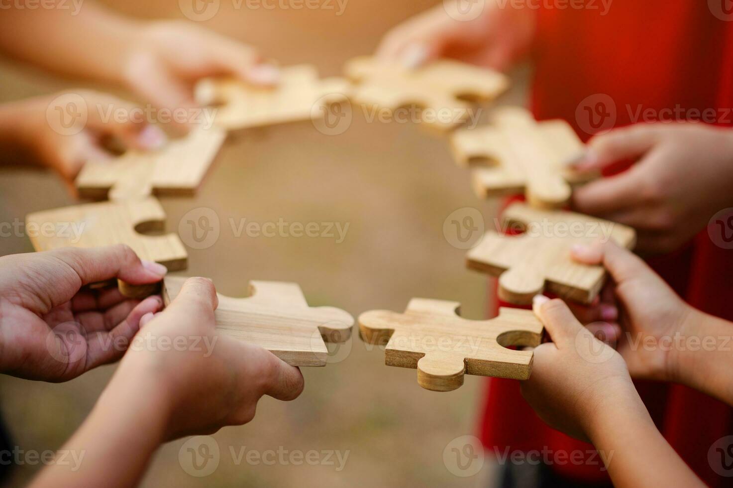 Jigsaw joins forces teamwork Gather together to work, visit, communicate and communicate. Important pieces of the puzzle to work photo