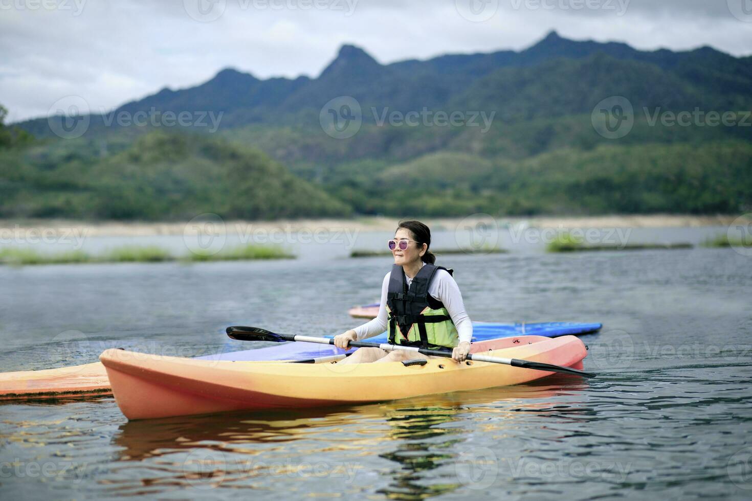 mujer navegación kayac barco en agua deporte piscina foto