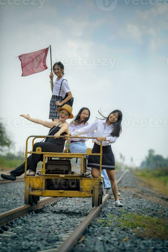 asiático mujer familia felicidad en trenes pista vehículo foto