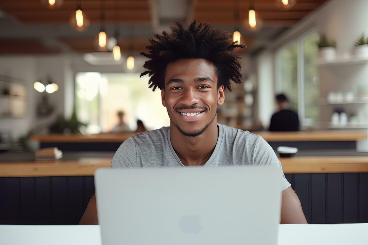 retrato de alegre negro masculino estudiante aprendizaje en línea en café comercio, joven africano americano hombre estudios con ordenador portátil en cafetería, haciendo deberes foto