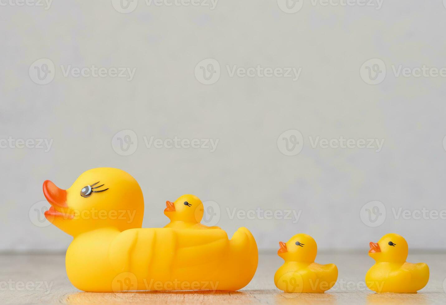 amarillo caucho patos en un blanco fondo, para niños juguete foto