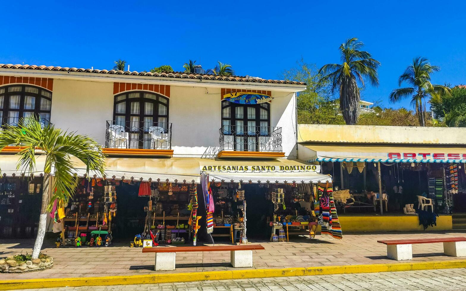 puerto escondido oaxaca mexico 2023 típico hermosa vistoso turista calle acera ciudad puerto escondido México. foto