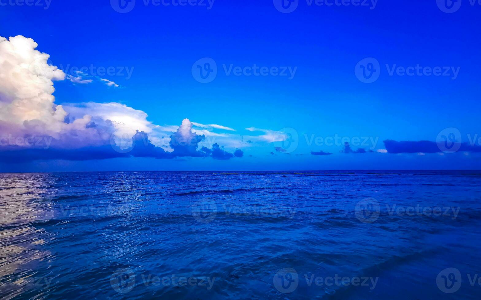 playa tropical mexicana agua turquesa clara playa del carmen mexico. foto