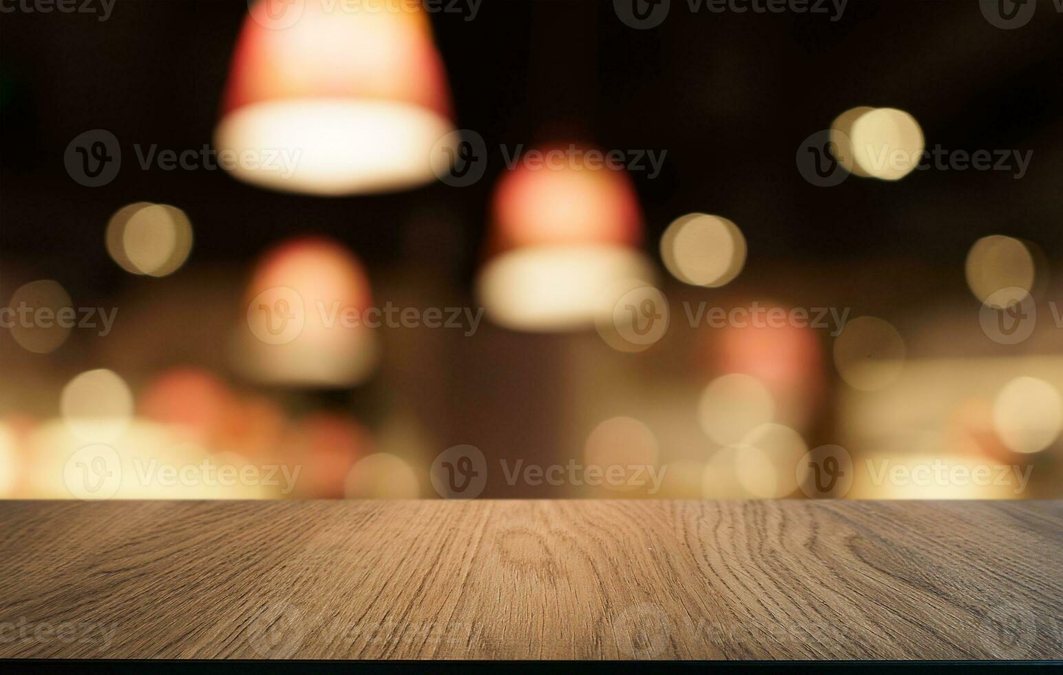 burlarse de arriba para espacio. vacío oscuro de madera mesa en frente de resumen borroso bokeh antecedentes de restaurante . lata ser usado para monitor o montaje tu producto foto