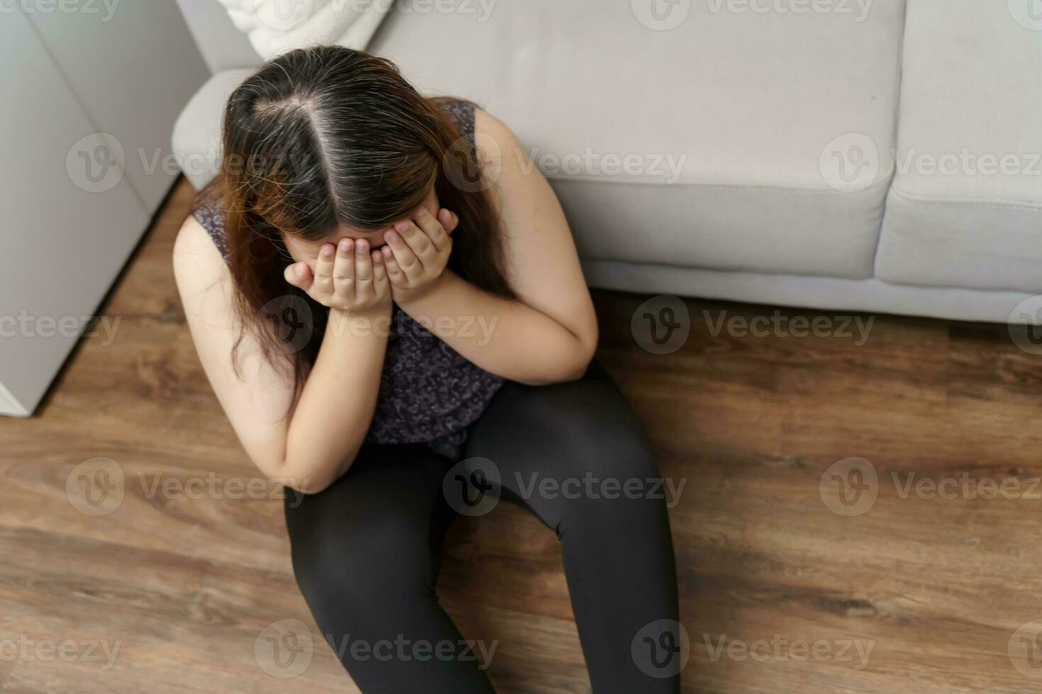 triste exceso de peso más Talla mujer pensando acerca de problemas en sofá trastornado niña sensación solitario y triste desde malo relación o Deprimido mujer trastorno mental salud foto