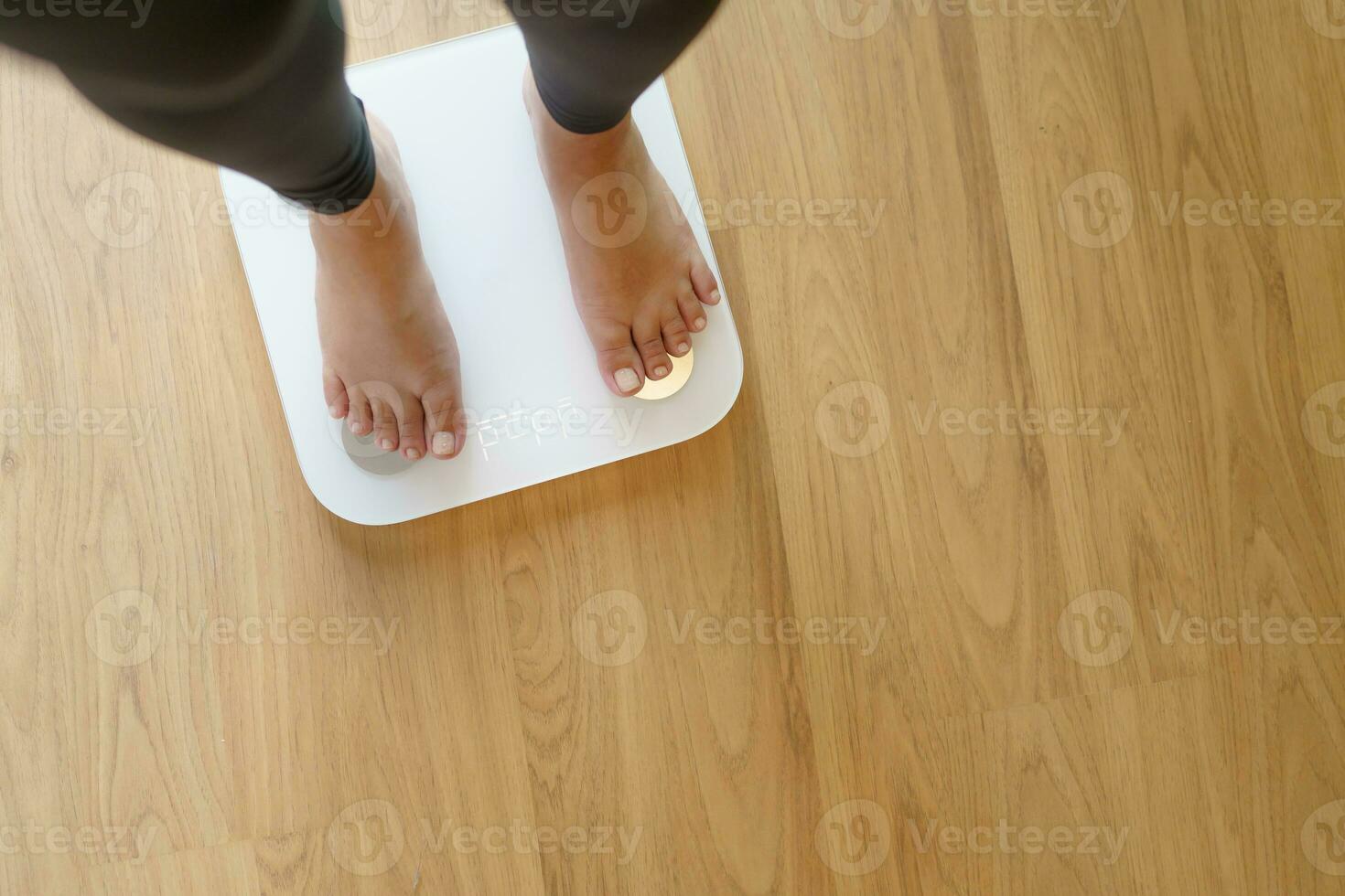 perder peso. grasa dieta y escala pies en pie en electrónico escamas para peso control. medición instrumento en kilogramo para dieta. foto