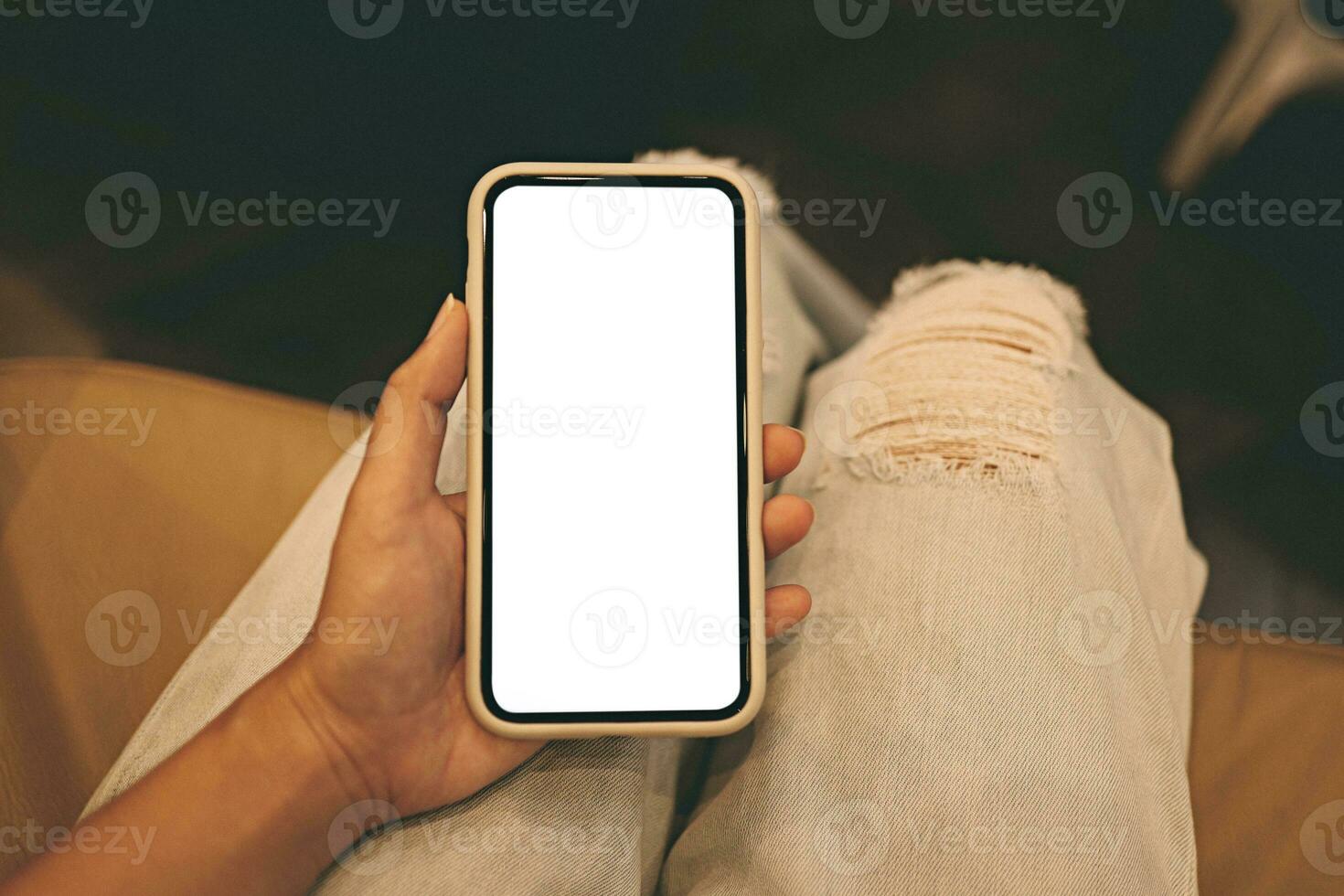 De las mujeres manos participación célula teléfono blanco Copiar espacio pantalla. teléfono inteligente con blanco blanco pantalla aislado en blanco antecedentes . inteligente teléfono con tecnología concepto foto