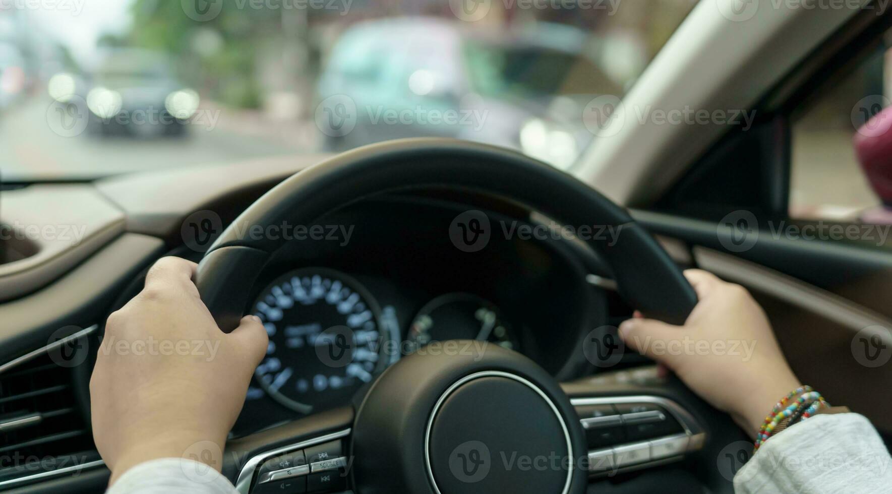 mujer conducción coche. niña sensación contento a conducir participación direccion rueda y mirando en la carretera foto