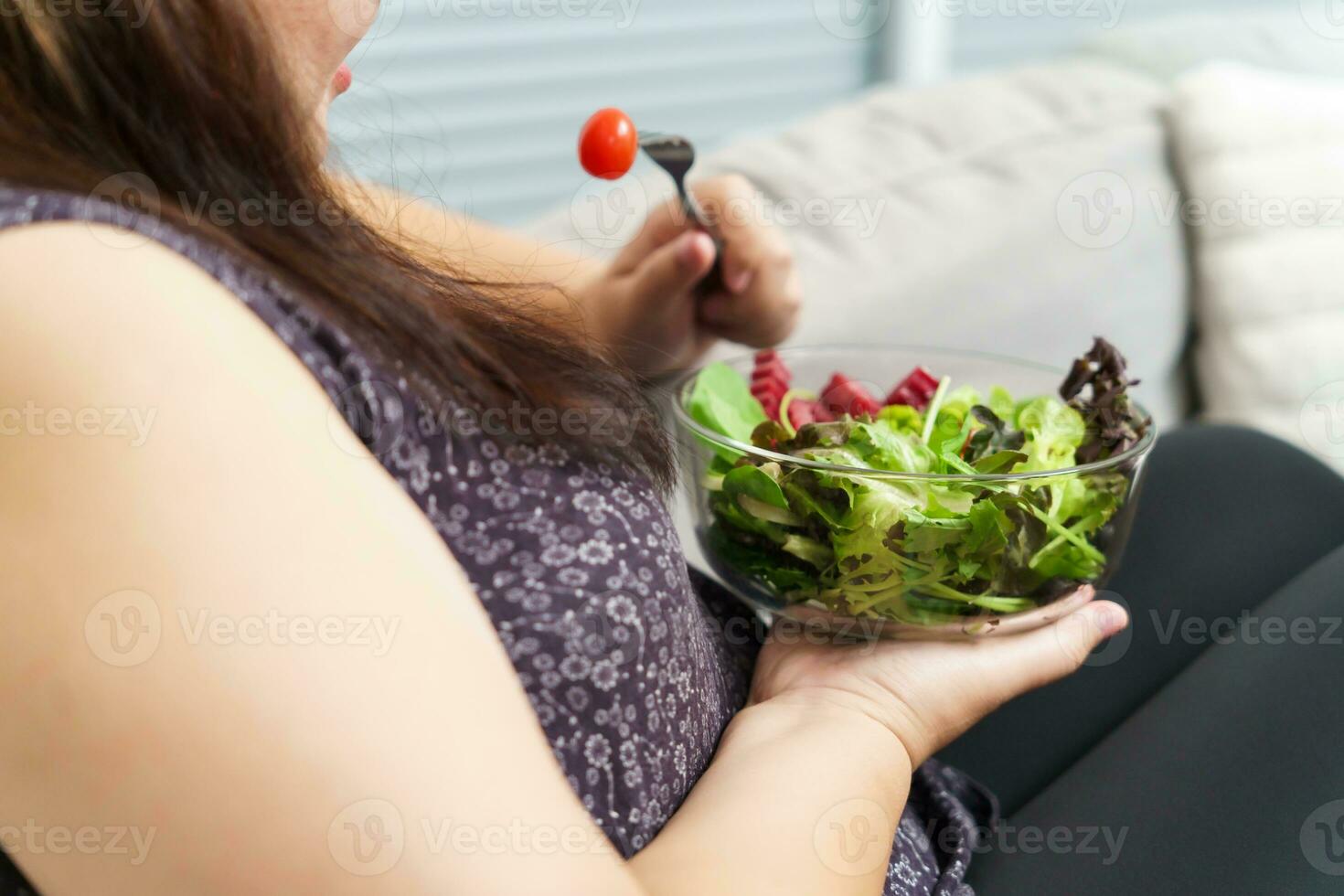 asiático exceso de peso mujer dieta peso pérdida comiendo Fresco Fresco hecho en casa ensalada sano comiendo concepto obeso mujer con peso dieta estilo de vida. foto