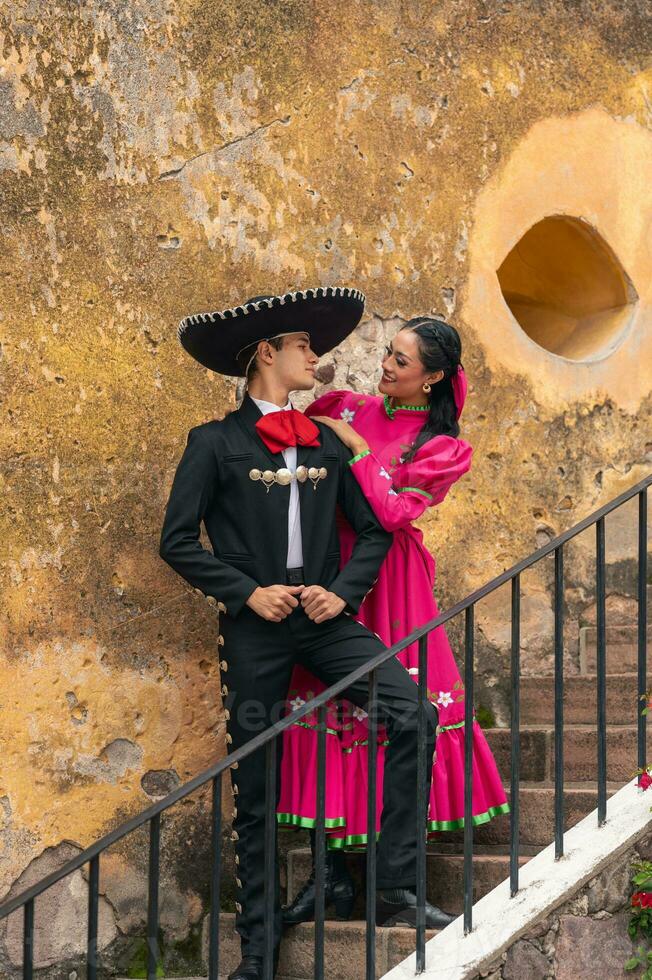 joven Hispano mujer y hombre en independencia día o cinco Delaware mayonesa desfile o cultural festival foto