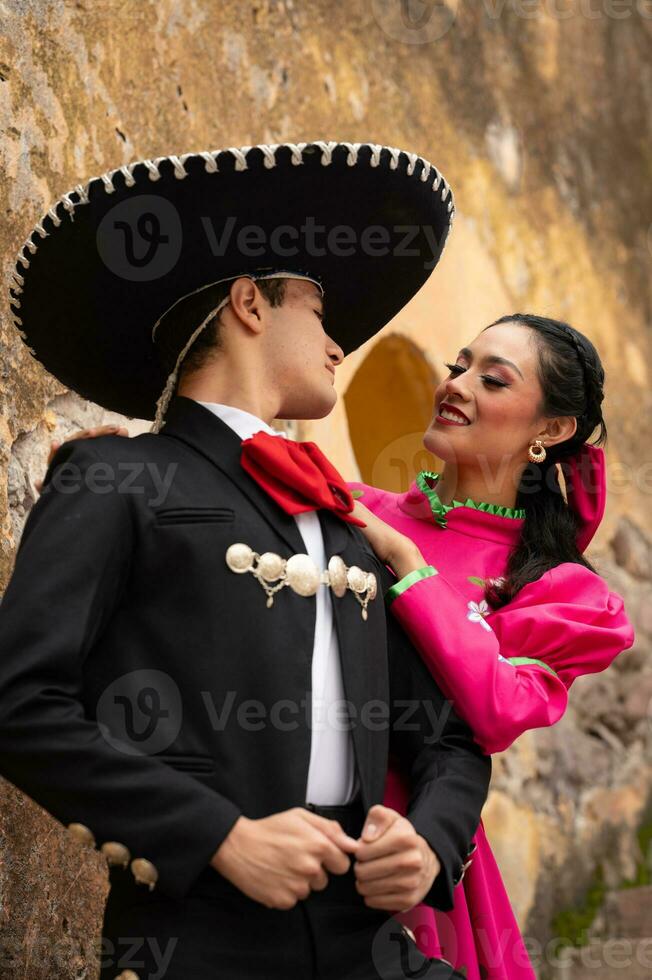 joven Hispano mujer y hombre en independencia día o cinco Delaware mayonesa desfile o cultural festival foto