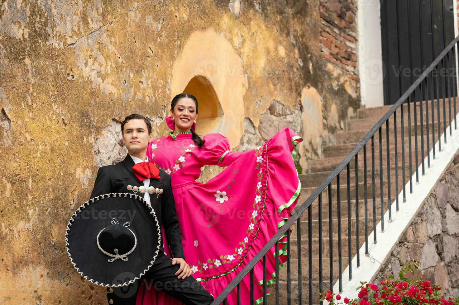 joven Hispano mujer y hombre en independencia día o cinco Delaware mayonesa desfile o cultural festival foto