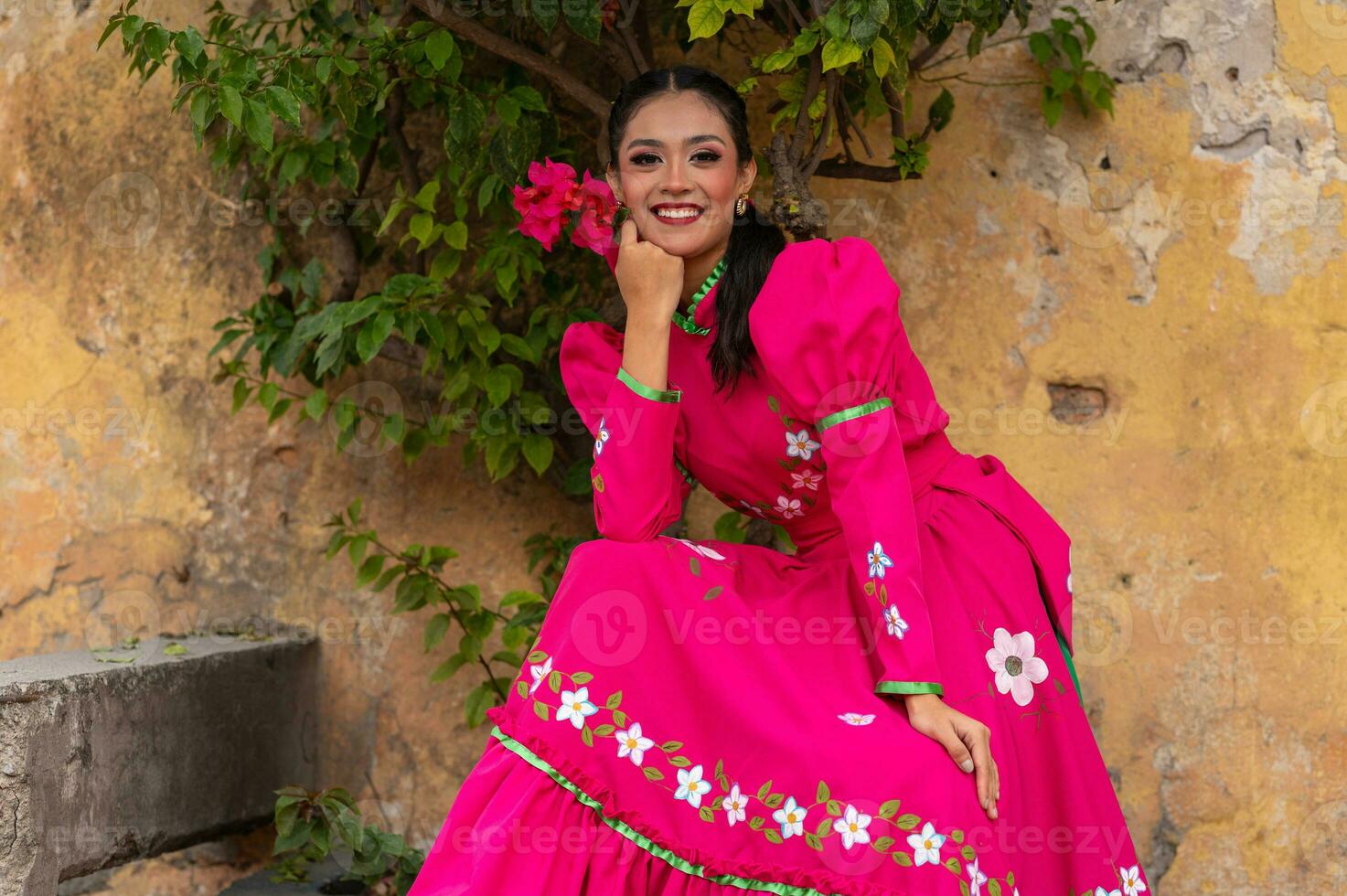 joven Hispano mujer y hombre en independencia día o cinco Delaware mayonesa desfile o cultural festival foto