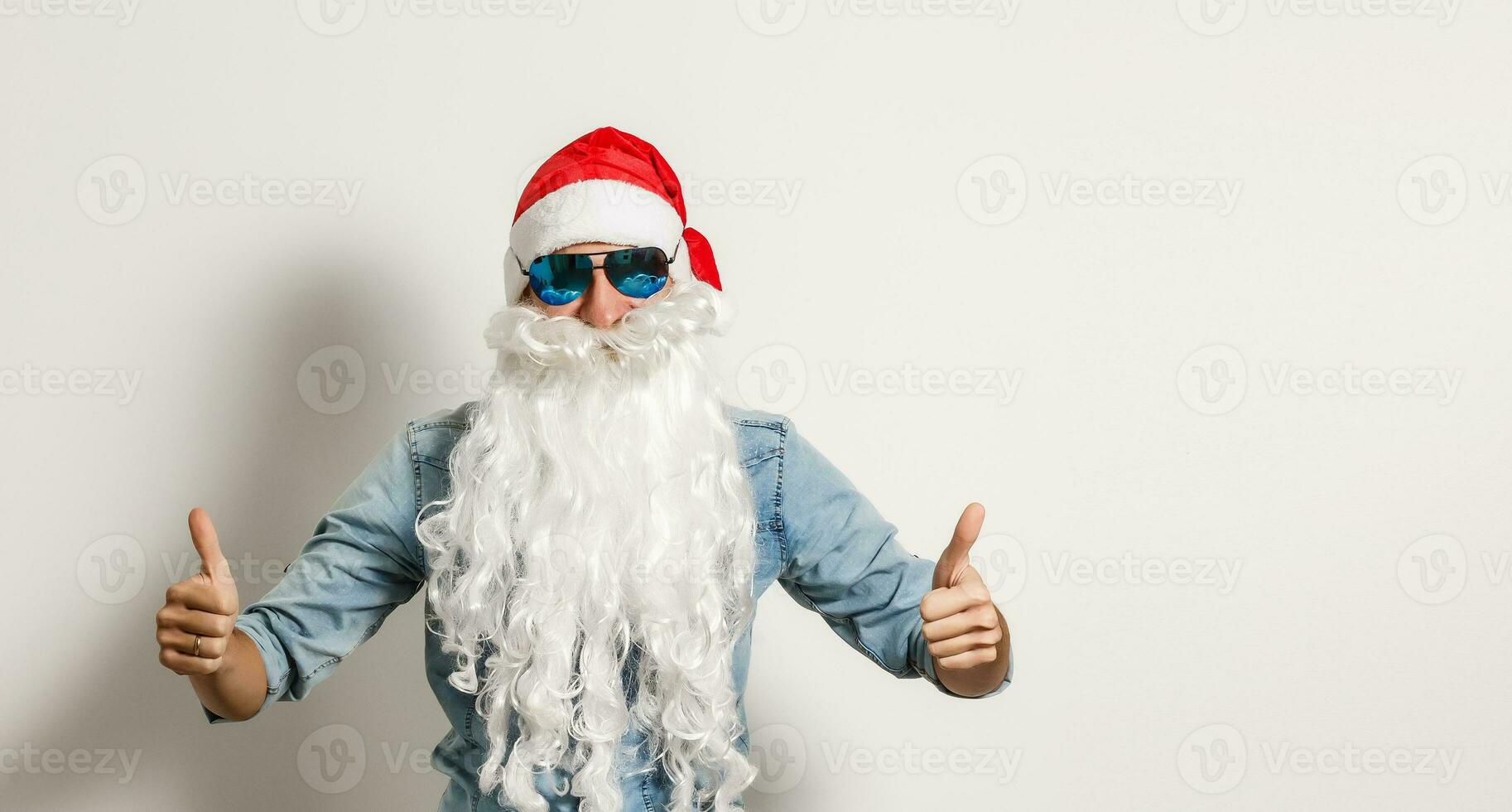 Papa Noel claus vistiendo Gafas de sol. frio Papa Noel foto