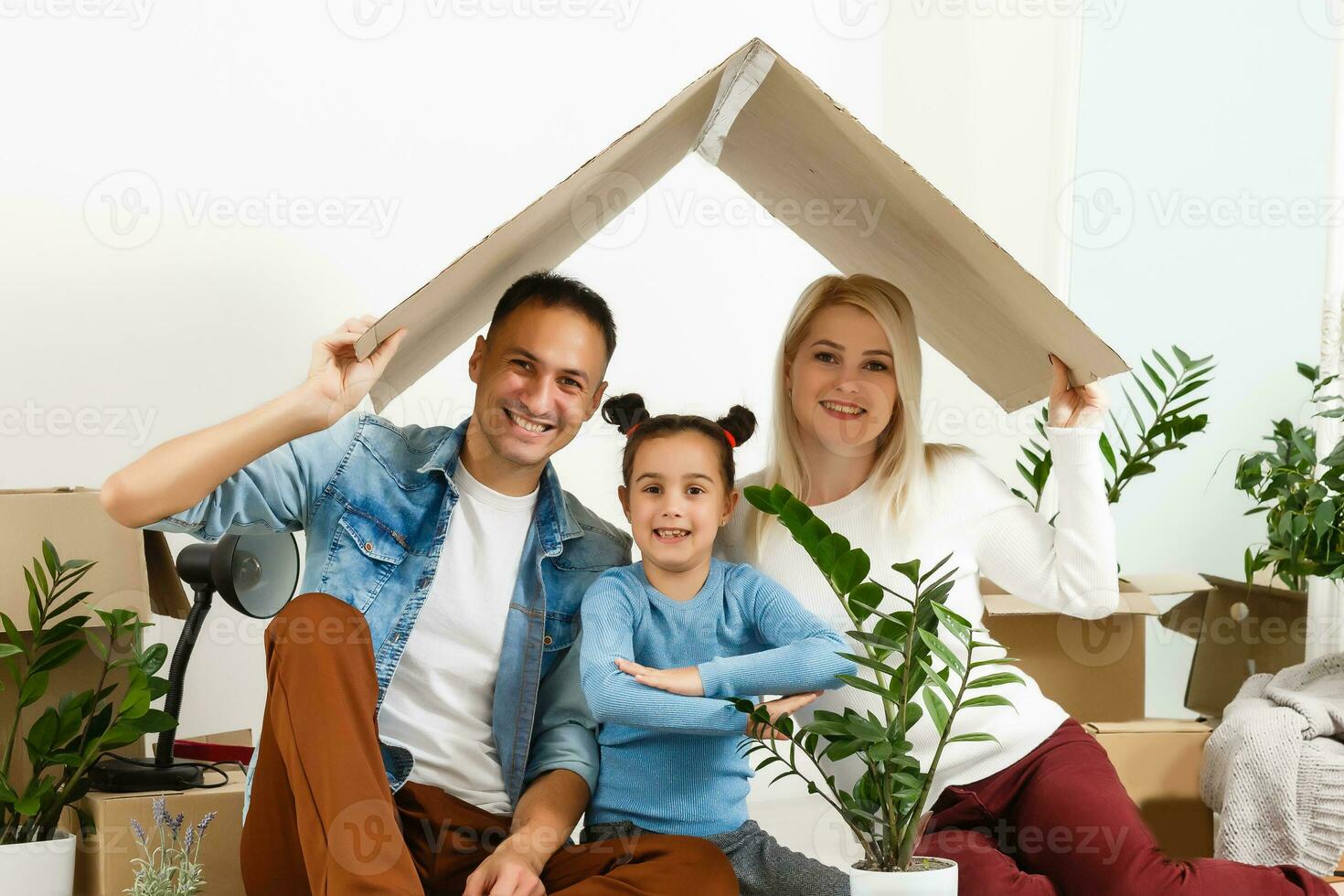 familia desempacar cartulina cajas a nuevo hogar foto