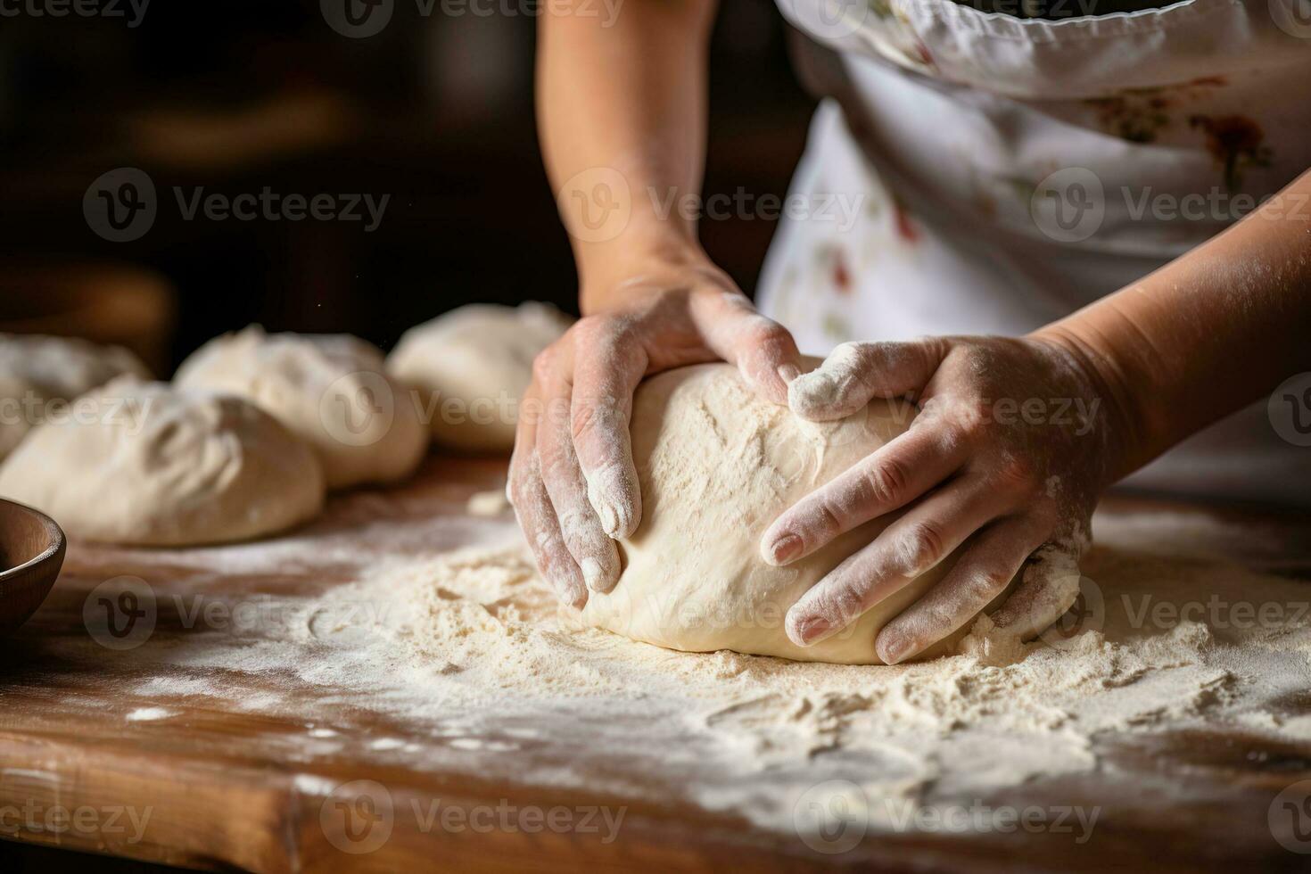 de cerca de un hembra del chef manos haciendo masa en un de madera mesa foto