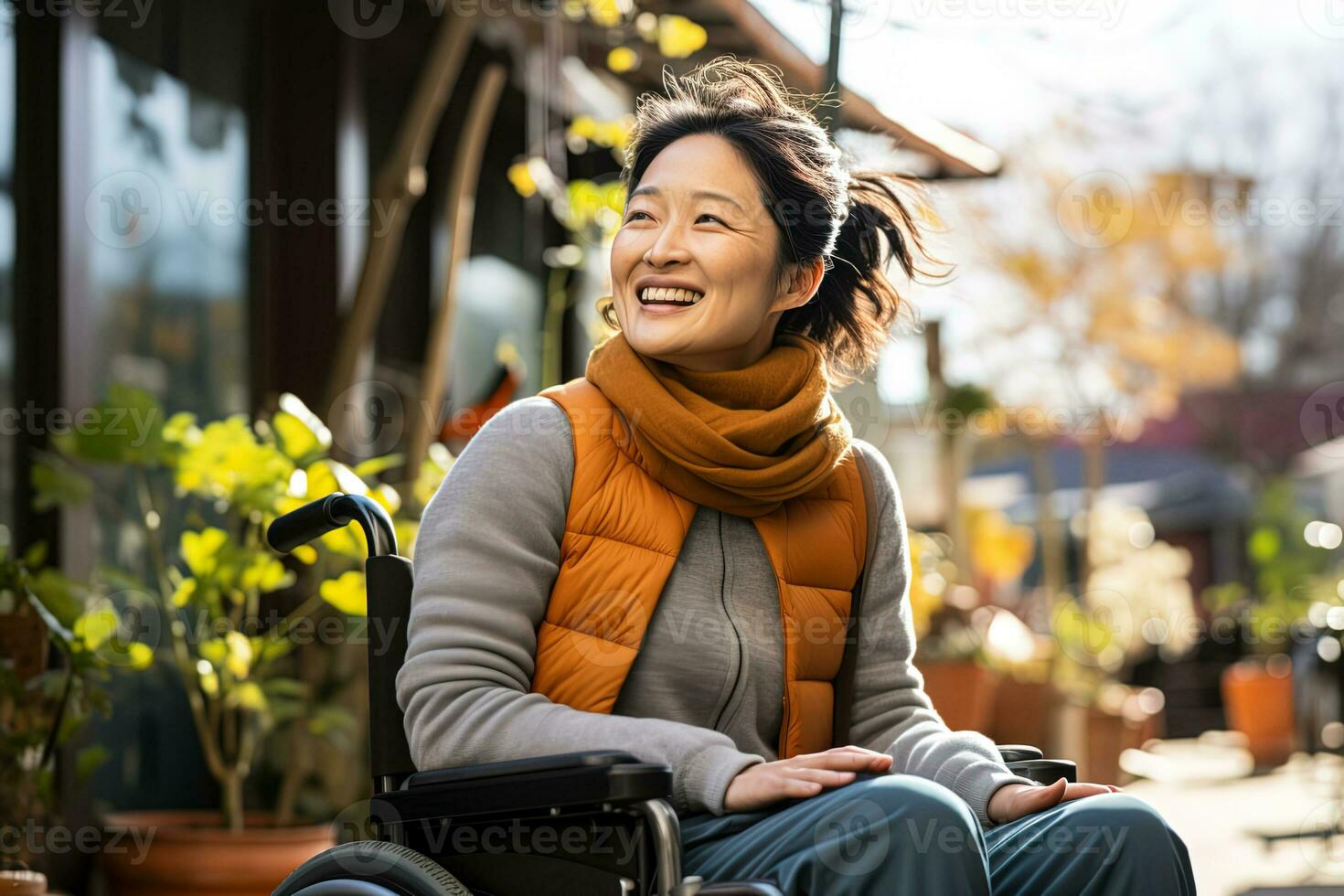 medio Envejecido adorable asiático mujer sonriente mientras caminando en un silla de ruedas en un ciudad calles foto
