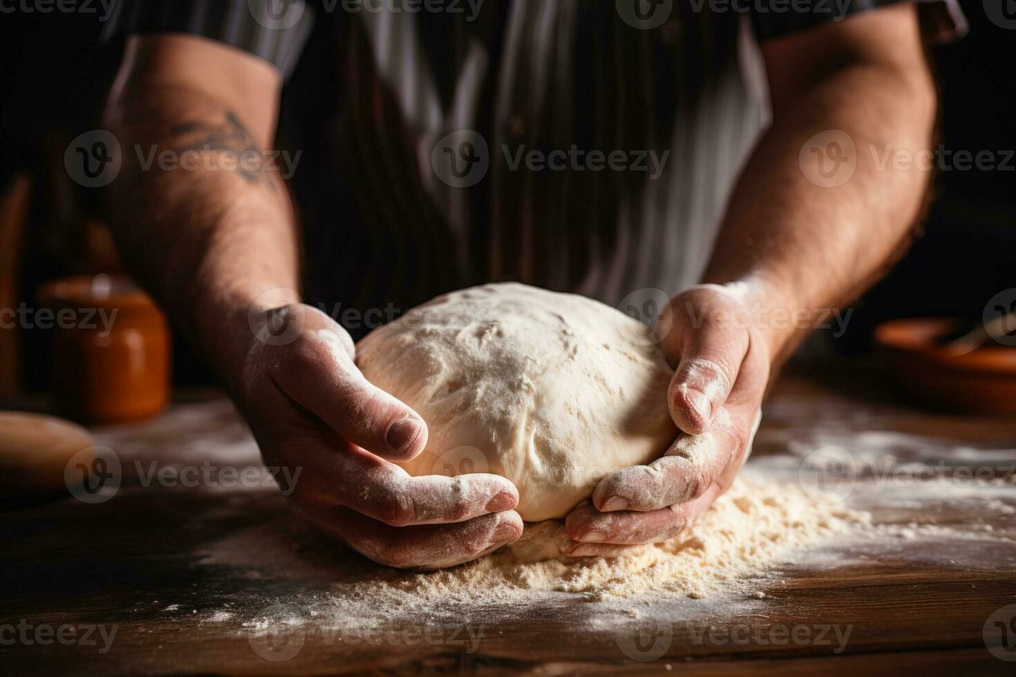 de cerca de un masculino del chef manos amasadura masa en un de madera mesa foto