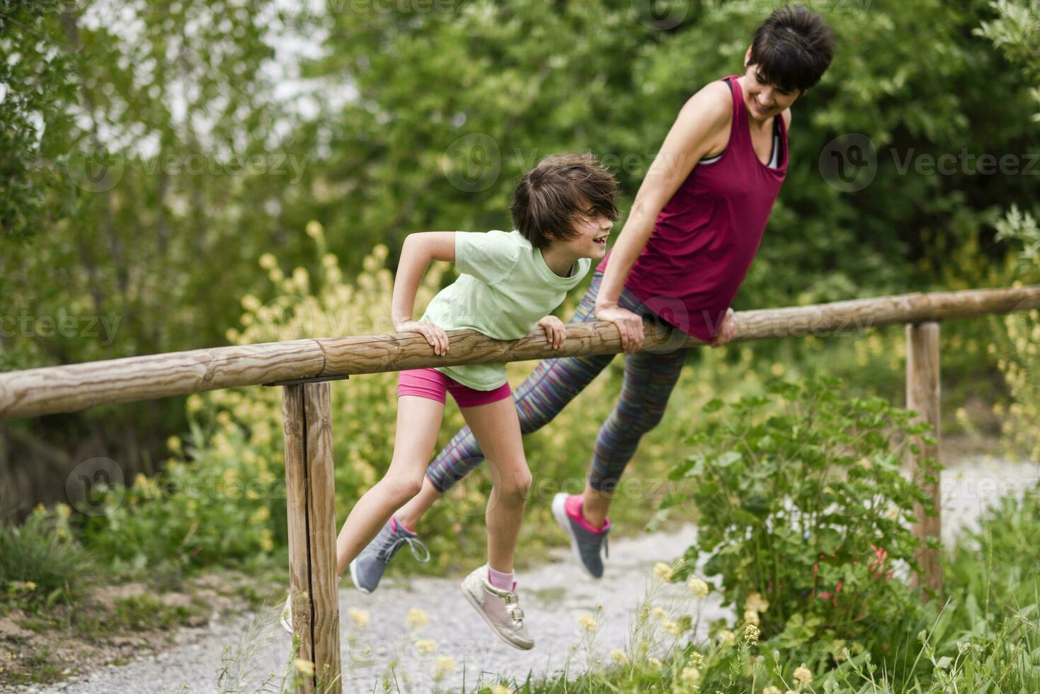 madre y hija teniendo divertido en naturaleza medio ambiente foto