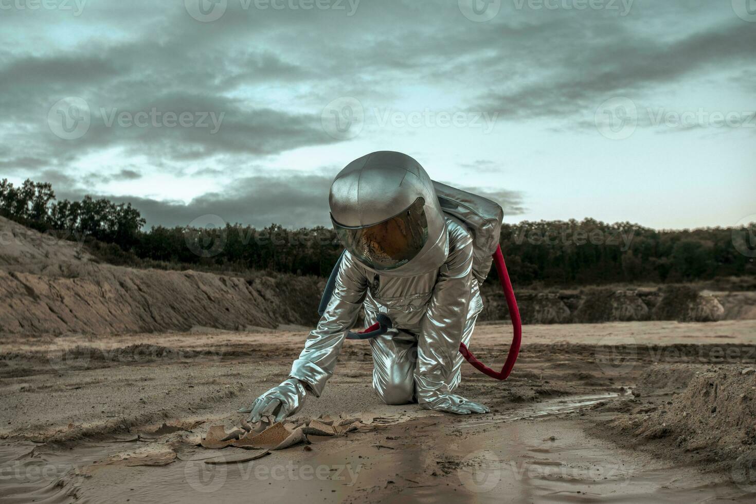 astronauta explorador sin nombre planeta, buscando el suelo foto