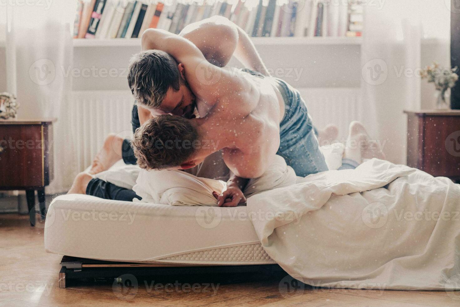 gay Pareja luchando en cama foto