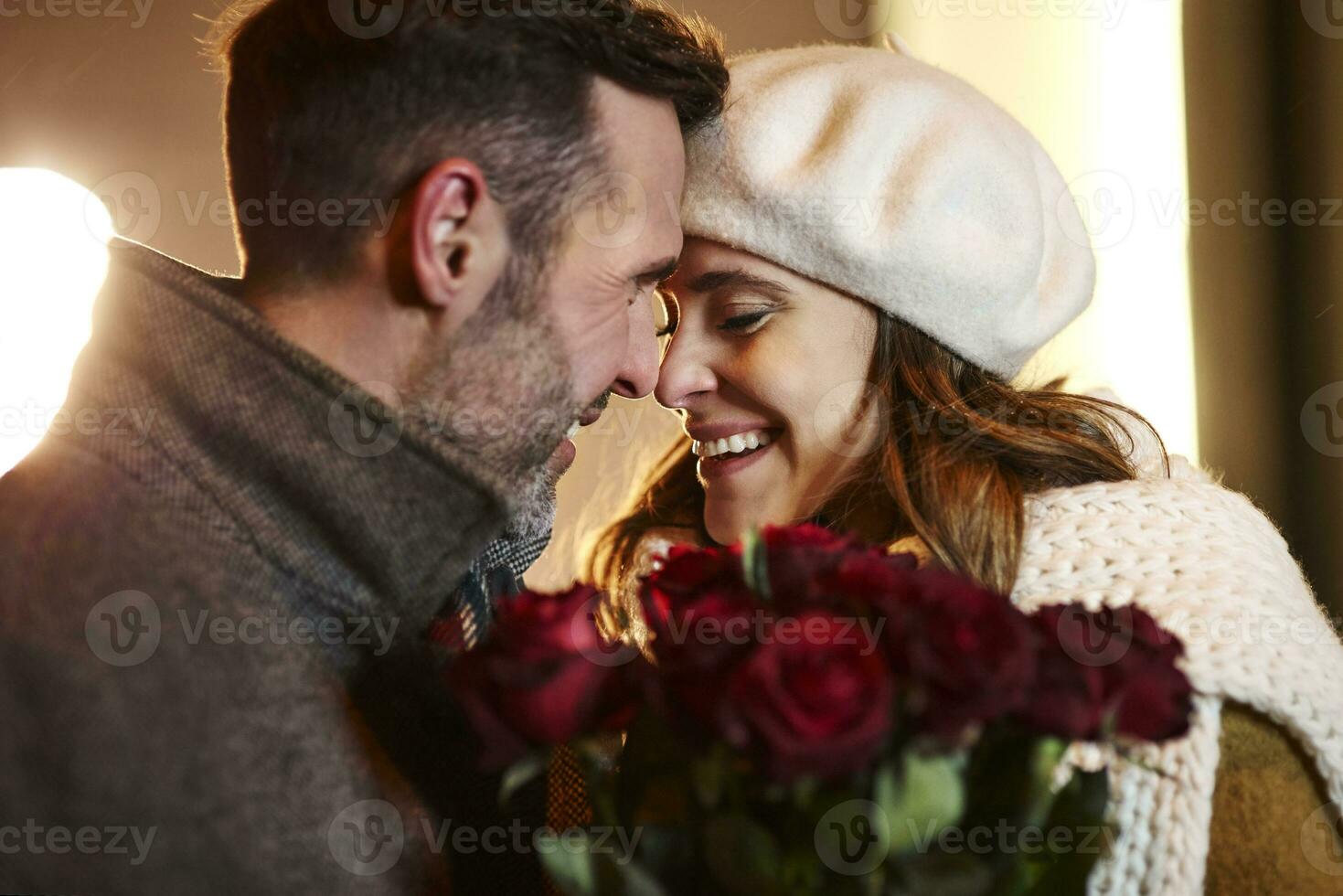 Pareja en amor cabeza a cabeza en invierno foto