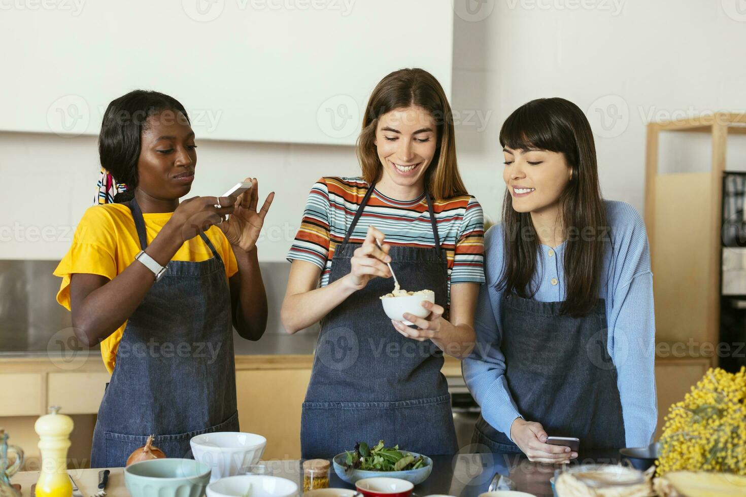 amigos tomando teléfono inteligente imágenes en un Cocinando taller foto