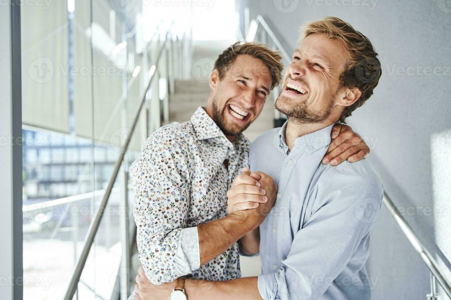 retrato de dos contento joven empresarios sacudida manos foto