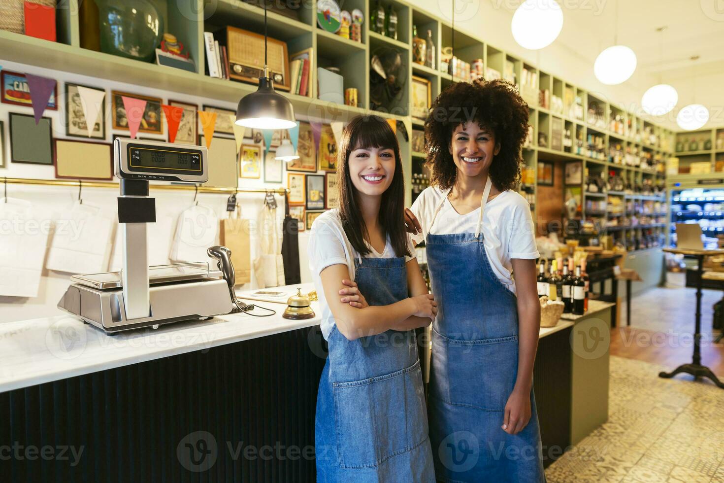 retrato de dos sonriente mujer en un Tienda foto