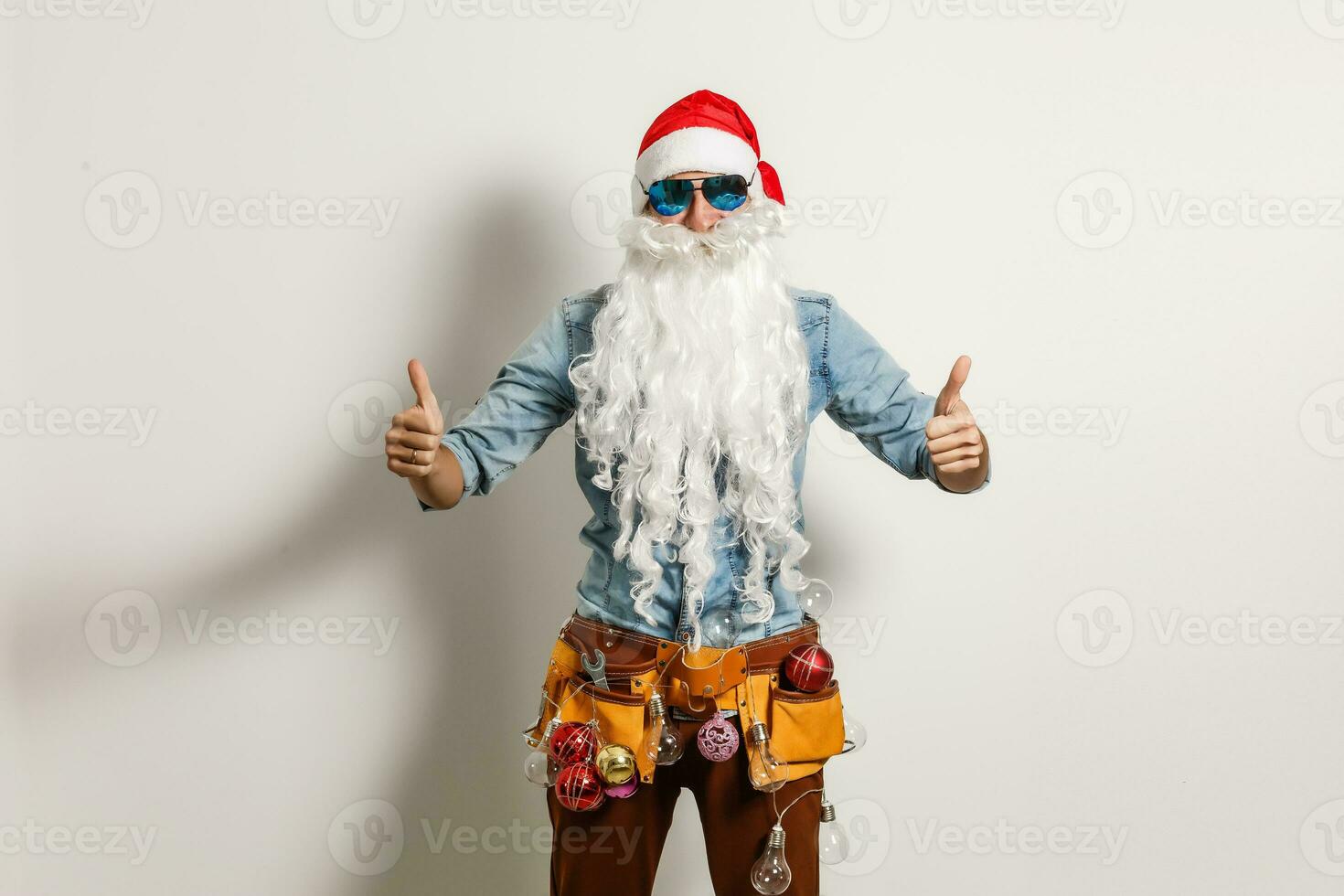 Papa Noel claus vistiendo Gafas de sol. frio Papa Noel foto