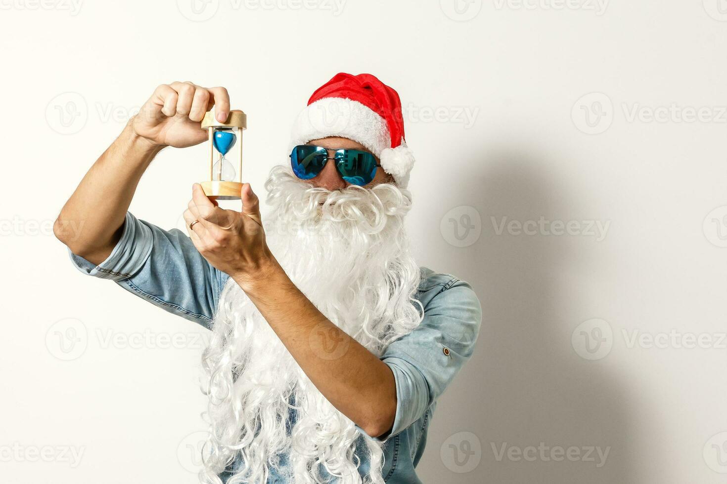 Papa Noel claus vistiendo Gafas de sol. frio Papa Noel foto