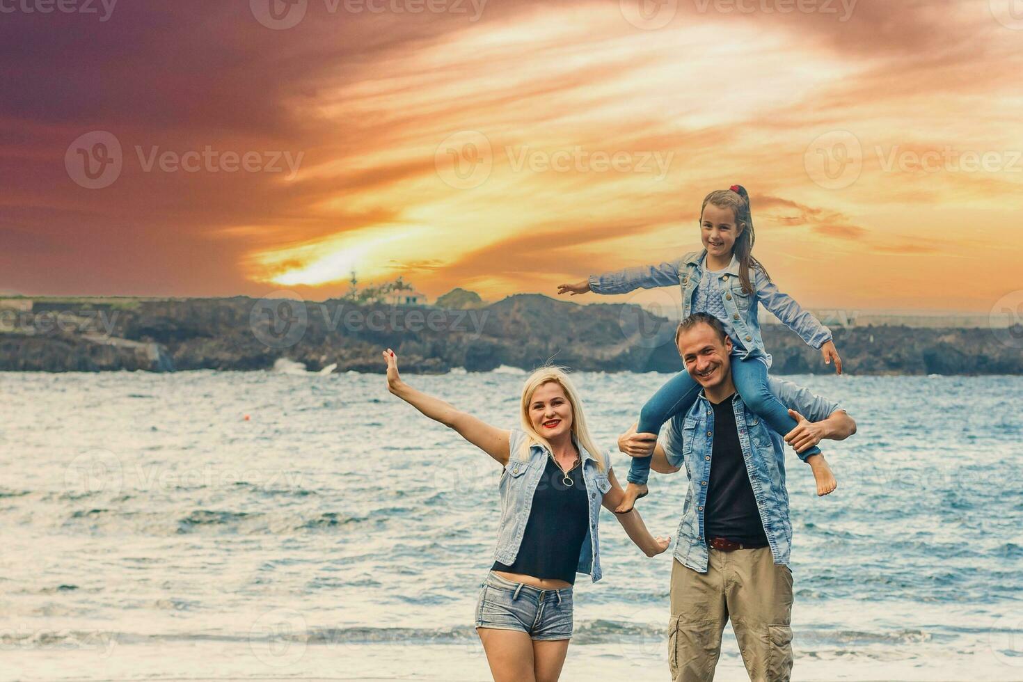 contento familia con niño hija niña por el mar, primavera foto